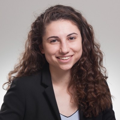 Retrato profesional de Olenka Hladky, abogada de inmigración